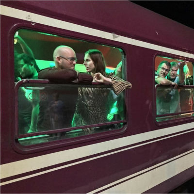 Tågresenärer ombord på ett nattåg.