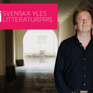 Författaren Kjell Westö står i en portgång.