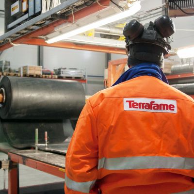 Terrafamen työntekijöitä tehtaalla.