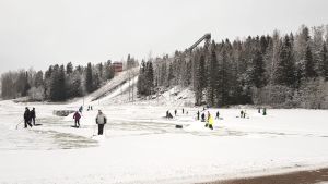 Det behövs ytterligare en kall natt för att få snö till målgången. Lumitalkoot Vöyrillä tammikuussa 2020.