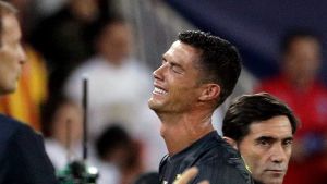 Cristiano Ronaldo lämnar planen efter sin utvisning.