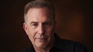 Kevin Costner pratar om Whitney i dokumentären Whitney. Närbild av Kevin Costners ansikte, ur dokumentären Whitney, 2018.