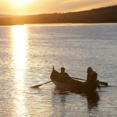 Soutuvene järvellä kesäyönä.