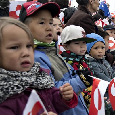 Lapsia Tanskan ja Grönlannin liput käsissään.