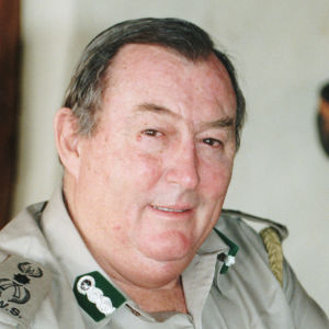 Man i kortärmad kragskjorta.  Paleontologen och naturskyddaren Richard Leakey fotograferad år 1999. 