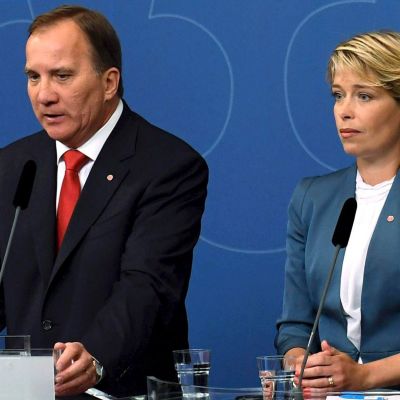 Annika Strandhäll saanee pitää paikkansa Ruotsin hallituksessa. Pääministeri Stefan Löfvenin (vas.) mielestä Strandhäll on yksi eniten vihaa sosiaalisessa mediassa kohdanneista naisista.