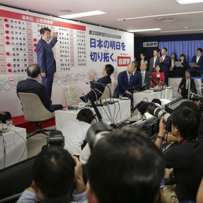 Japanin pääministeri Shinzō Abe lehdistön edessä parlamentin ylähuoneen vaalipäivänä.