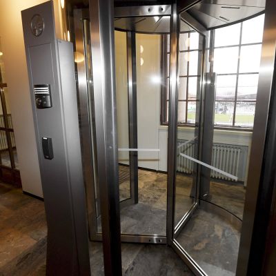 Eduskuntatalon pääaulan toinen ovi henkilökunnalle eduskunnassa.
