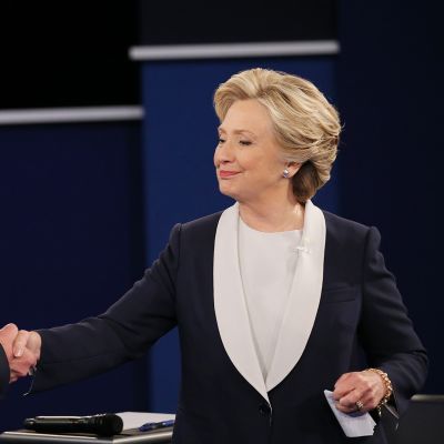 Donald Trump ja Hillary Clinton kättelivät vaaliväittelyn jälkeen St. Louisissa, Missourissa 9. lokakuuta.