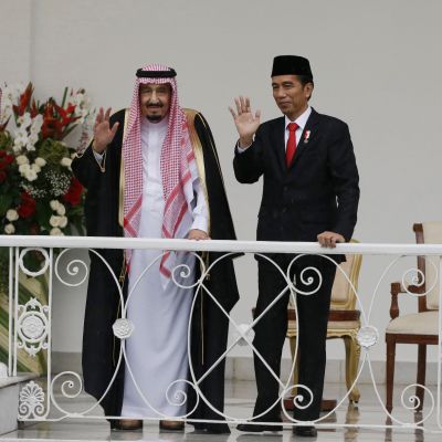 Kuningas ja presidentti seisovat kaiteen takana ja vilkuttavat.