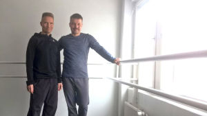 Simo Heiskanen och Tuomo Railo har väntat länge på att homosexuella par ska få gifta sig. Två män står i en danssal och tittar leende mot kameran.