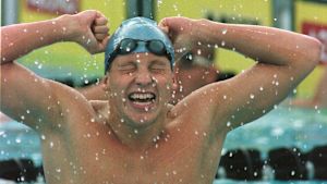 Jani Sievinens fantastiska världsrekord 1.58,16 på 200 meter medley står sig i nio år, tills en viss Michael Phelps snor det 2003. Jani Sievinen jublar, 1994.