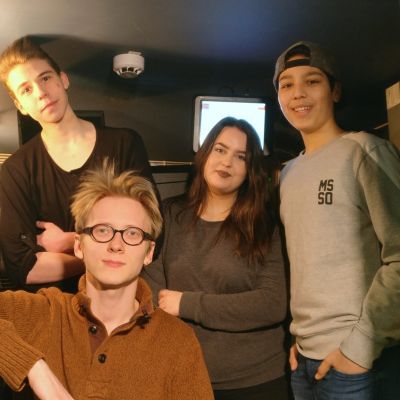 Santeri Aaltonen, Jannu Löyskä, Aimi Matikka ja Jalal Alsaifi elokuvateatterin projektorikopissa.