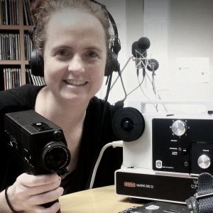 Britt Kootstra med smalfilmskameror och en projektor