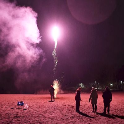 Rakettien ammuntaa uimarannalla Helsingissä.