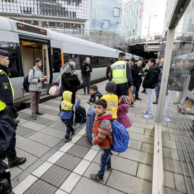 Poliiseja ja turvapaikanhakijoita Malmön asemalla 12. marraskuuta.