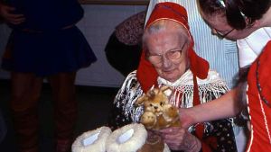 Jumbál-Rávdná 90-jahkásažžan. iäkäs saamelasinainen istumassa tuolilla