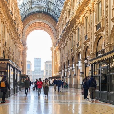 Hiljainen Galleria Vittorio Emanuele II Milanon keskustassa.