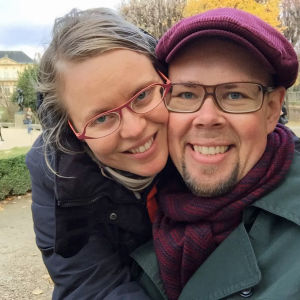 Kuvataiteilija Tero Annanolli ja morsian Rodinin puistossa Ranskassa.