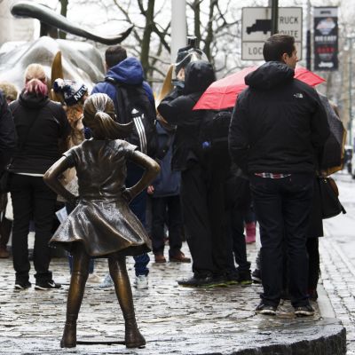 Ihmiset ympäröivät naistenpäivän kunniaksi maaliskuussa 2017 Wall Streetille pystytetyn Fearless Girl -patsaan.