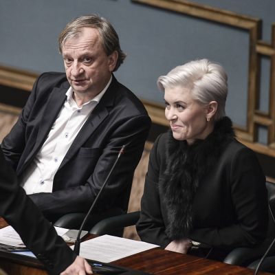 Elina Lepomäki, Harry Harkimo ja Susanna Koski eduskunnan täysistunnossa