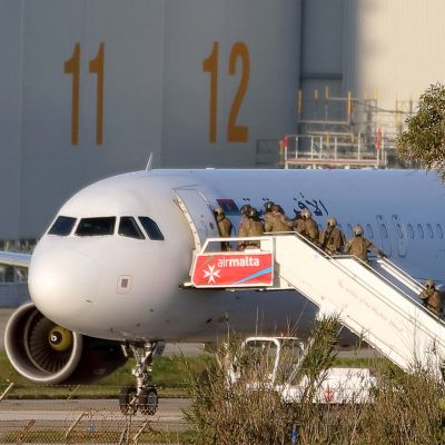 Erikoisjoukot menevät lentoyhtiö Afriqiyah Airwaysin kaapattuun koneeseen.
