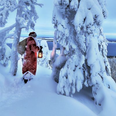 joulupukki talvisessa maisemassa