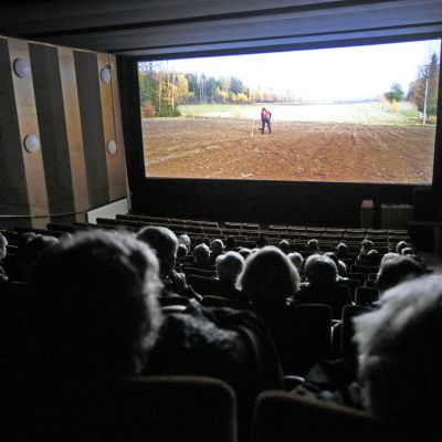 ihmisiä katsomassa elokuvaa