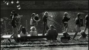 Hungry Tribal Marching Band öppnar den första festivalen 1988 med en musikmarsch längs åstranden. DBTL 1988.