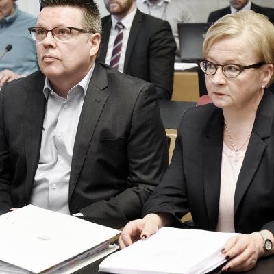 Jari Aarnio ja puolustusasianajaja Riitta Leppiniemi Helsingin käräjäoikeudessa.