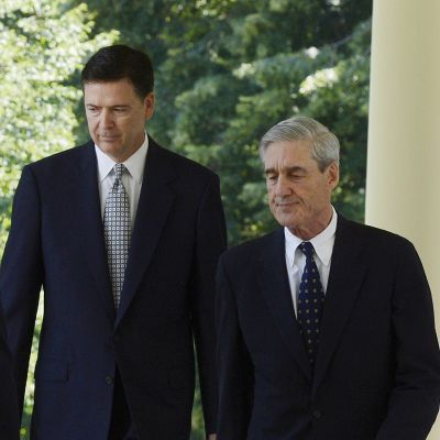 James Comey (vas.) ja Robert Mueller kävelevät Valkoisen talon pihalla.