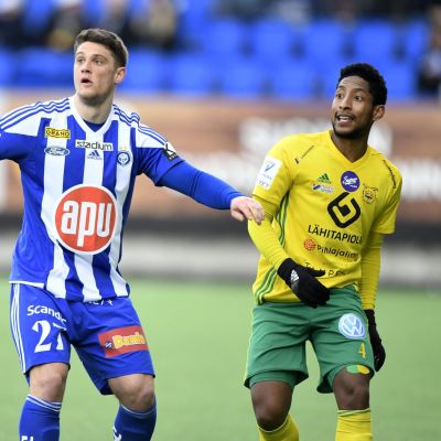 HJKn kaksi maalia tehnyt Filip Valencic ja Ilveksen Felipe Aspegren jalkapallon Veikkausliigan ottelussa HJK vastaan Ilves Helsingissä sunnuntaina 8. huhtikuuta 2018.