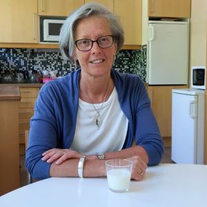 Birgitta Parikka dricker helst mjölk med soppa och plättar. Birgitta Parikka sitter vid ett bord med ett glas mjölk framför sig.