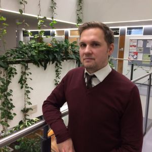 Nikodemus Solitander har svårt att välja miljövänliga kläder, även om han är expert. Nikodemus Solitander, forskare i företagsansvar vid Hanken