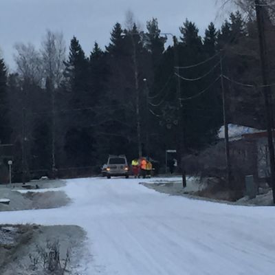 Polis o brandmän har spärrat av området.