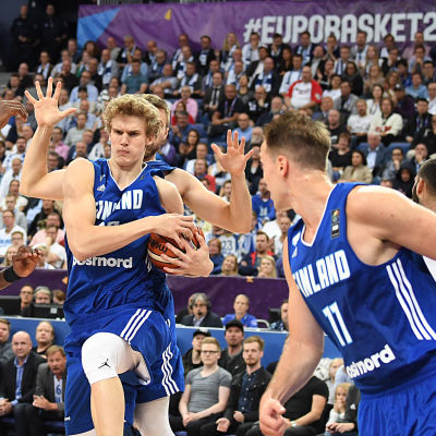 Lauri Markkanen och Petteri Koponen på planen för Finland i basket-EM.
