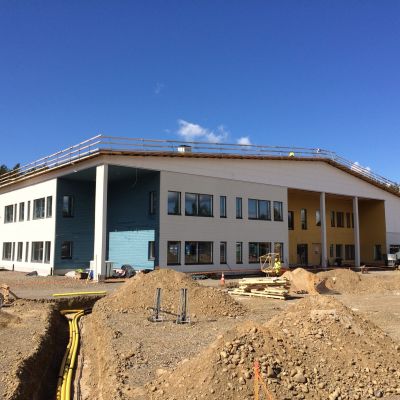 Joensuun Rantakylän normaalikoulu on harjakorkeudessa kesäkuussa 2018.