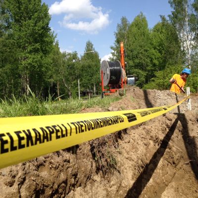 Laajakaistayhteyttä kaivetaan maahan