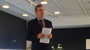Pafs styrelseordförande Jarl Danielsson aviserar på stämman i dag tuffa tag för att spelbolaget skall lyckas internationellt. Ordföranden Jarl Danielsson står med ett papper i handen.