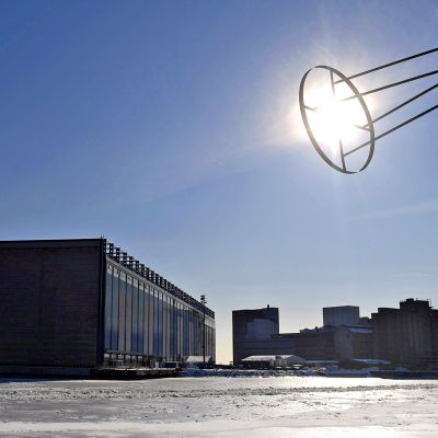 Aurinko paistoi pilvettömältä taivaalta Helsingin Hietalahden telakan altaalla keskiviikkona 7. maaliskuuta.