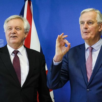 David Davis ja Michel Barnier (oikealla).