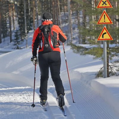 Nainen hiihtämässä.