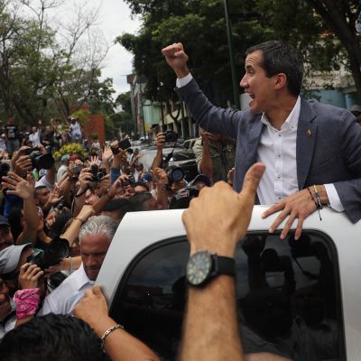 Oppositiojohtaja Juan Guaidó ja mielenosoittajajoukko.