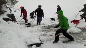 Frivilliga skottar upp snödrivor för saimenvikare.