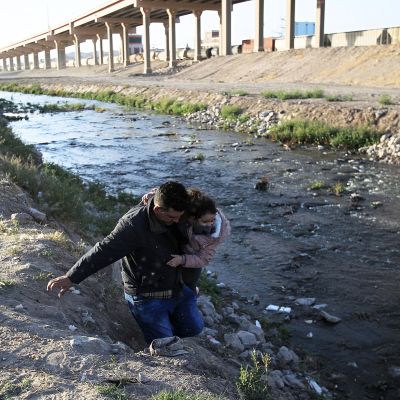 Perhe ylittää Rio Grande -jokea Ciudad Juarezissa Chihuahuassa Meksikossa.