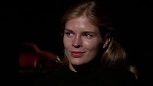 Candice Bergen on Susan. Nainen hymyilee pimeässä, taustalla punainen auto. Candice Bergen elokuvassa Miehuusvuodet!