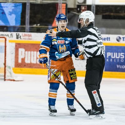 Henrik Haapala ihmettelee saamaansa jäähyä.