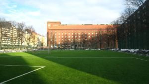 Här i Aspnäs får asylsökande spela fotboll varje vardag. Haapaniemen kenttä låter asylsökande spela fotboll gratis varje vardag.