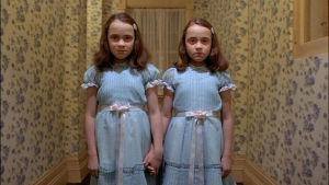 Kom och lek med oss. Ett av världens mest kända tvillingpar i "The Shining". Som barn skrämdes Viktor Granö halvt ihjäl av de här spökflickorna ur filmen The Shining. Så började hans fascination för skräck.