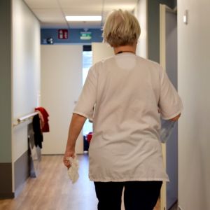 En vårdare går i korridoren på ett äldreboende.